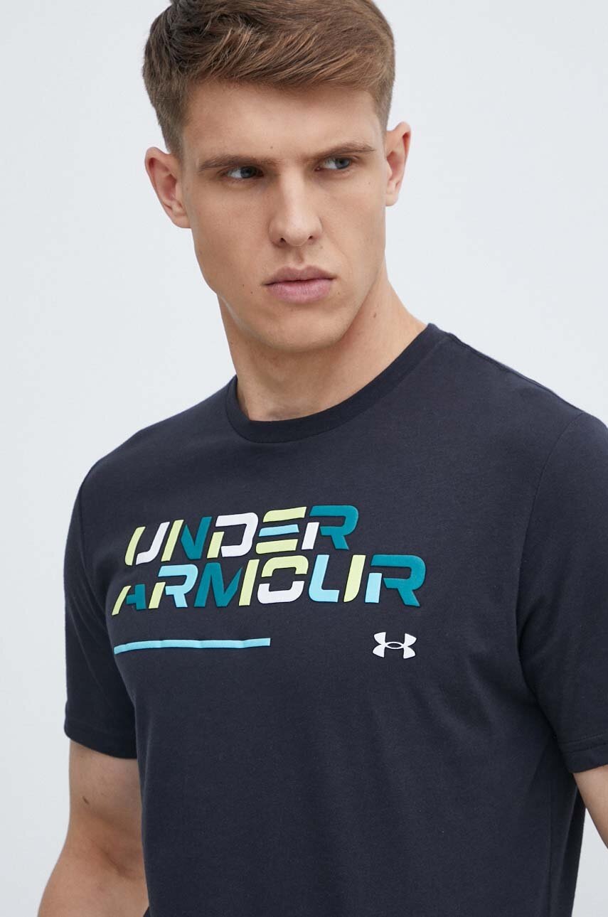 

Тениска Under Armour в черно с принт, Черен