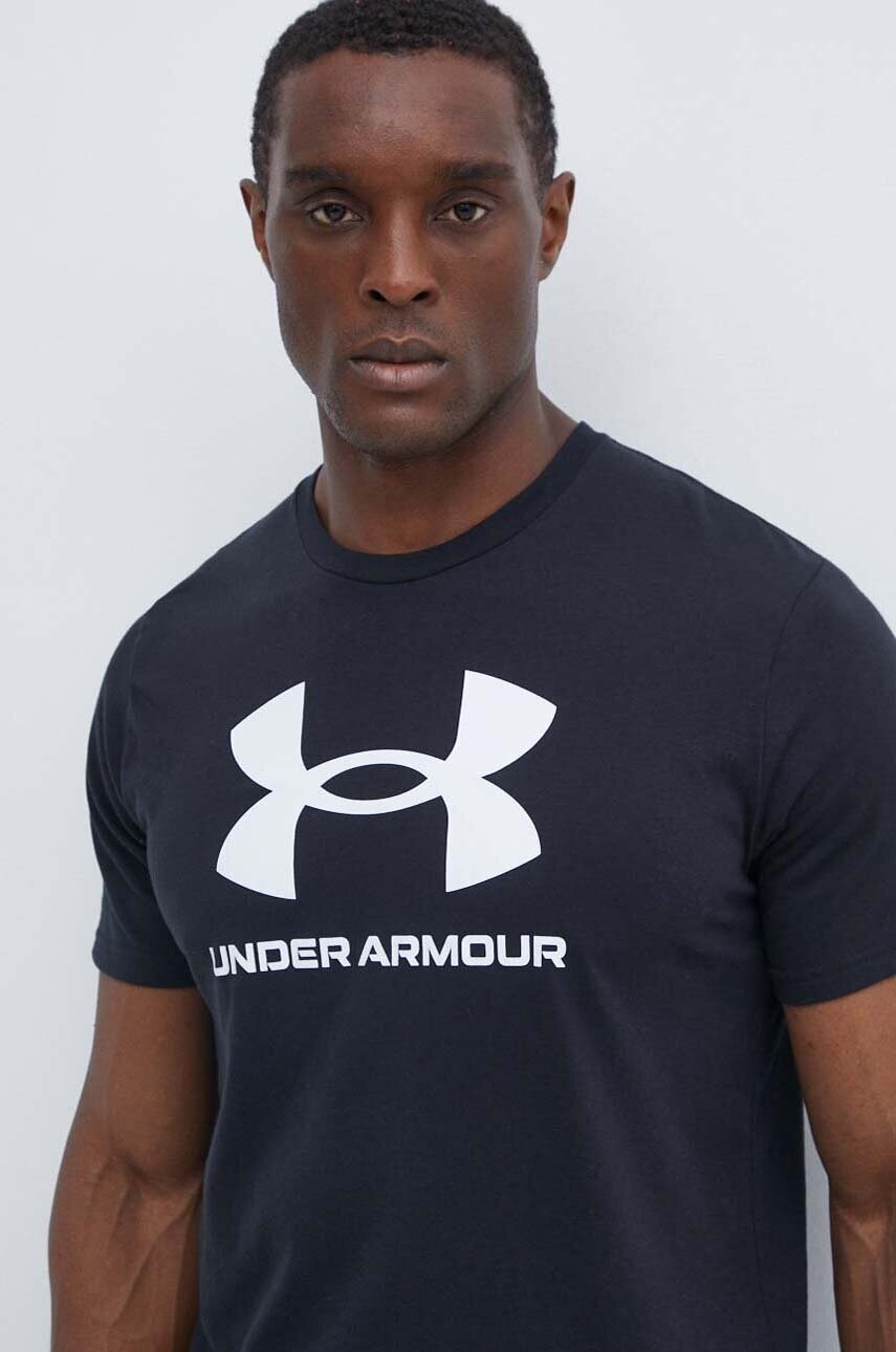 

Тениска Under Armour в черно с принт, Черен
