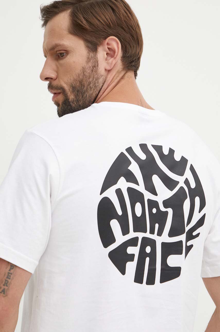 The North Face tricou din bumbac barbati, culoarea alb, cu imprimeu, NF0A8799FN41