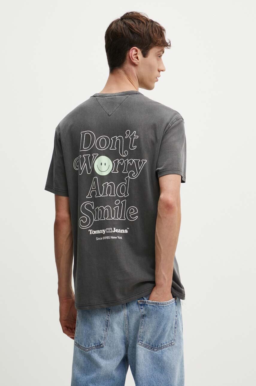 

Памучна тениска Tommy Jeans в сиво с принт DM0DM18980, Сив
