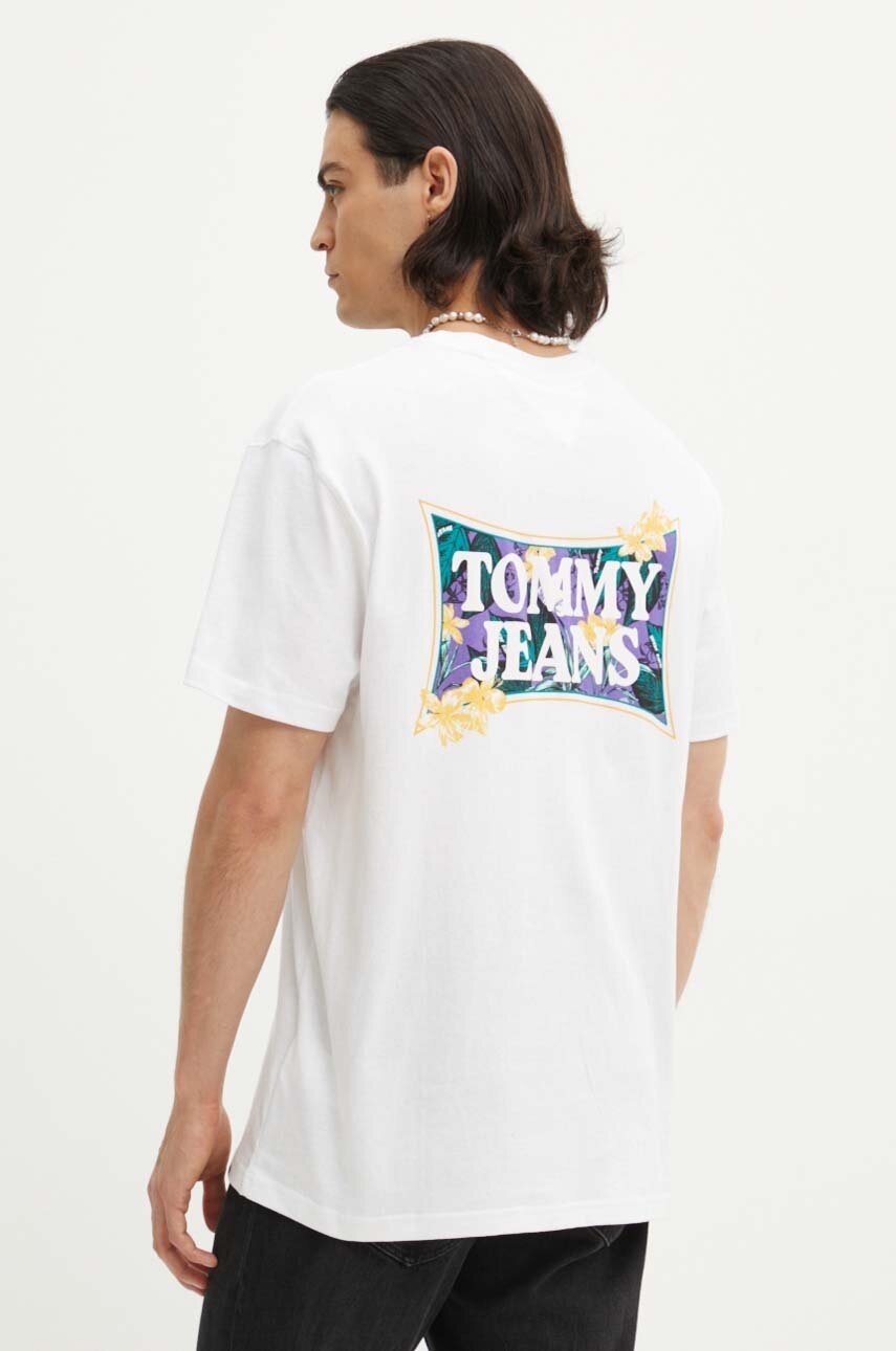 

Памучна тениска Tommy Jeans в бяло с принт DM0DM18562, Бял