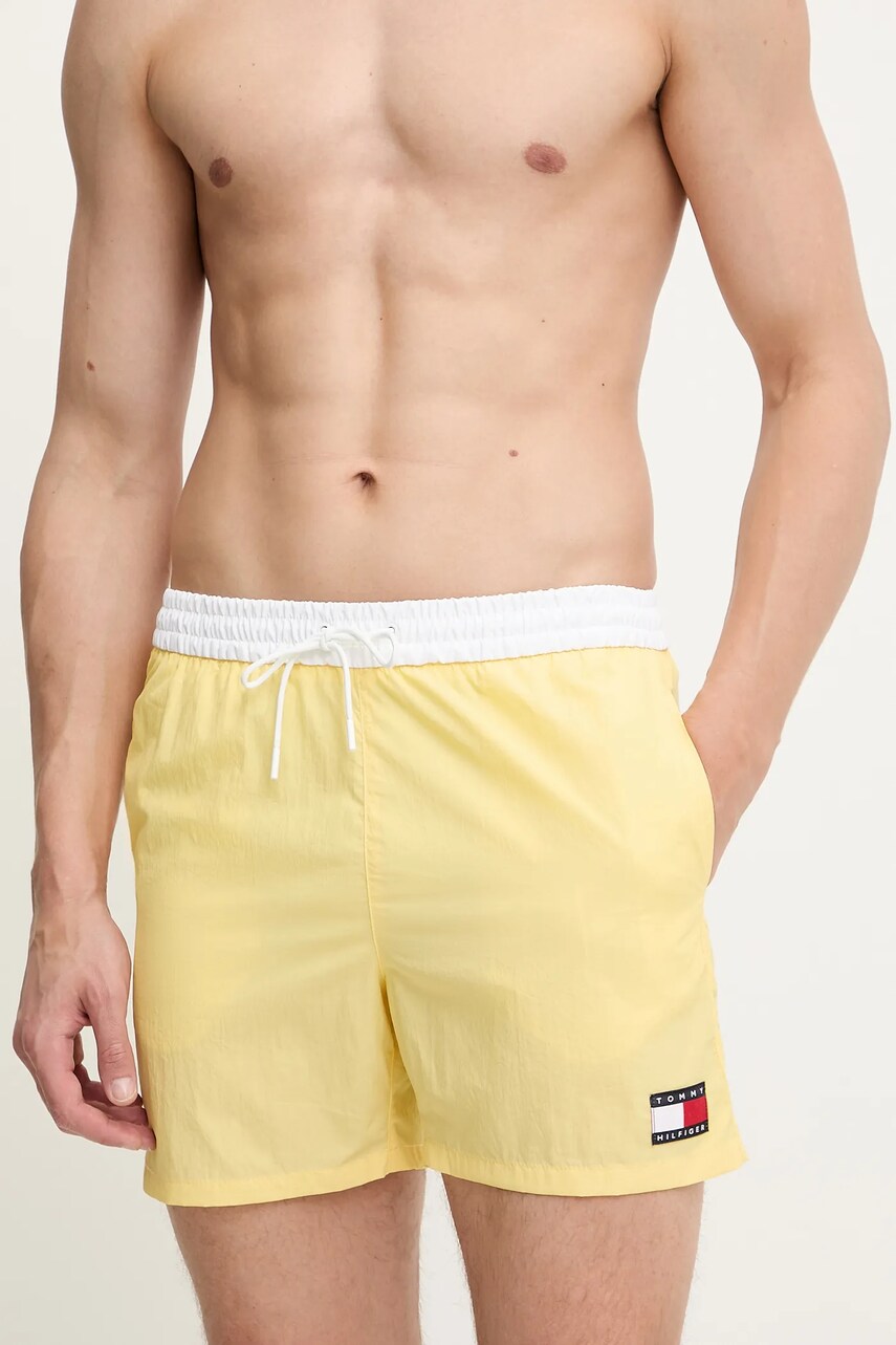 Levně Plavkové šortky Tommy Hilfiger žlutá barva, UM0UM03455