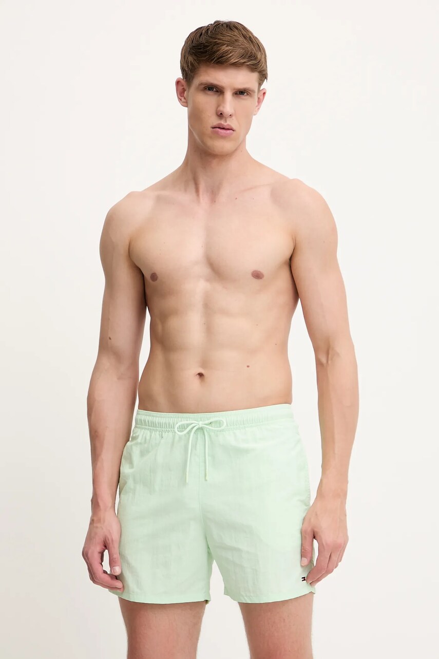Levně Plavkové šortky Tommy Hilfiger zelená barva, UM0UM03477