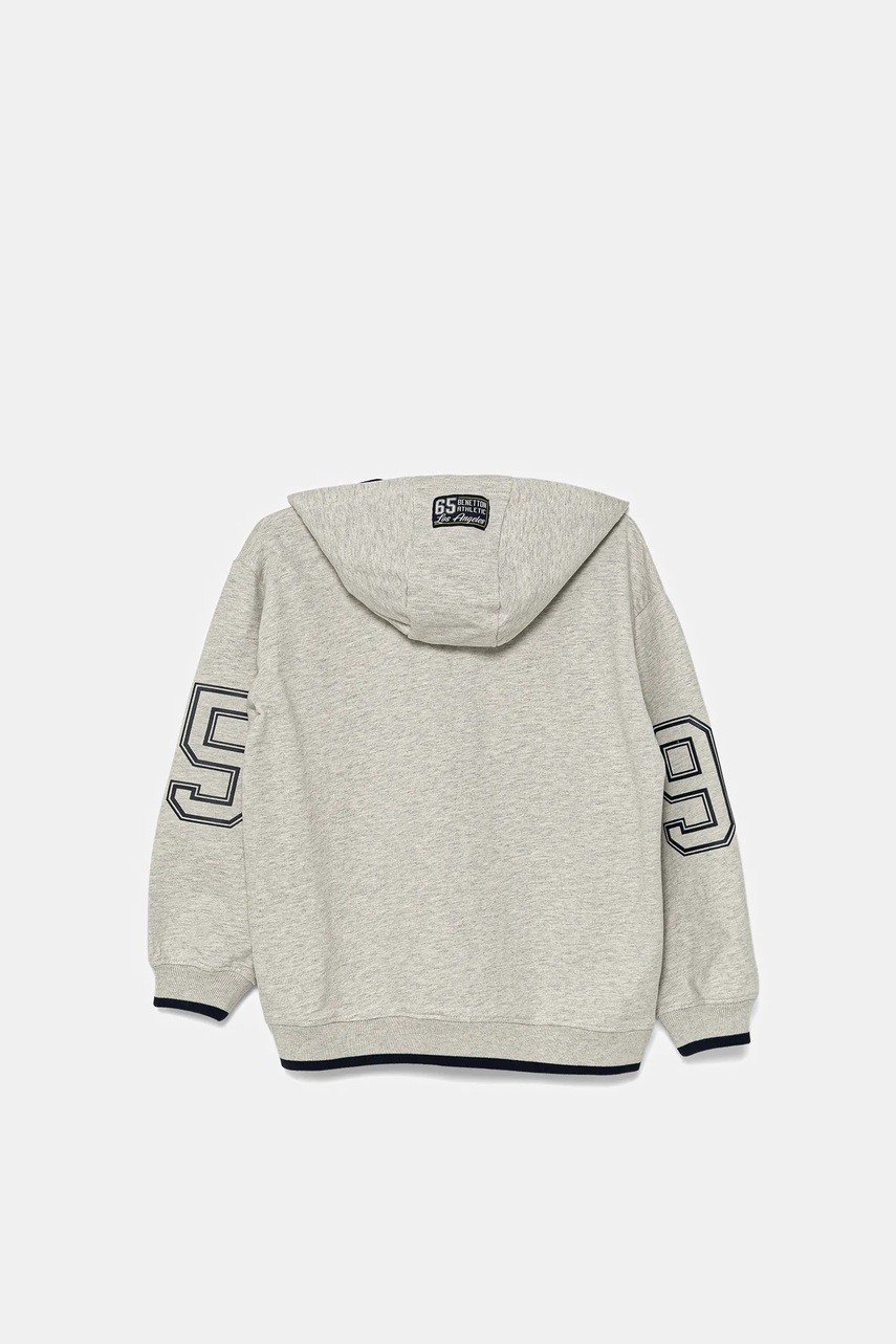 Детская хлопковая кофта United Colors of Benetton цвет серый с капюшоном с аппликацией 3BC1C504U Детская хлопковая кофта United Colors of Benetton цвет серый с капюшоном с аппликацией 3BC1C504U