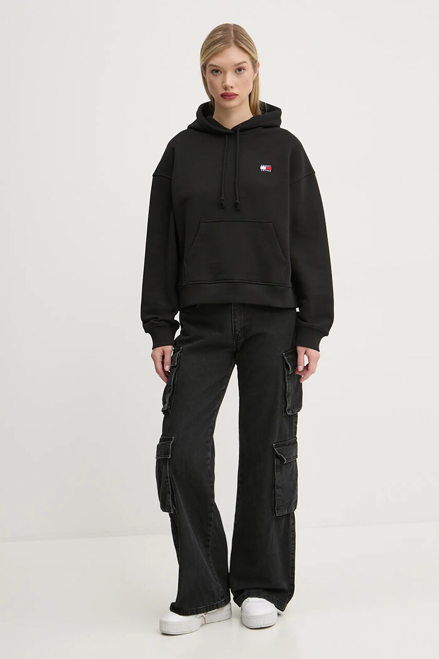 Хлопковая кофта Tommy Jeans женская цвет чёрный с капюшоном с аппликацией DW0DW19414 Хлопковая кофта Tommy Jeans женская цвет чёрный с капюшоном с аппликацией DW0DW19414