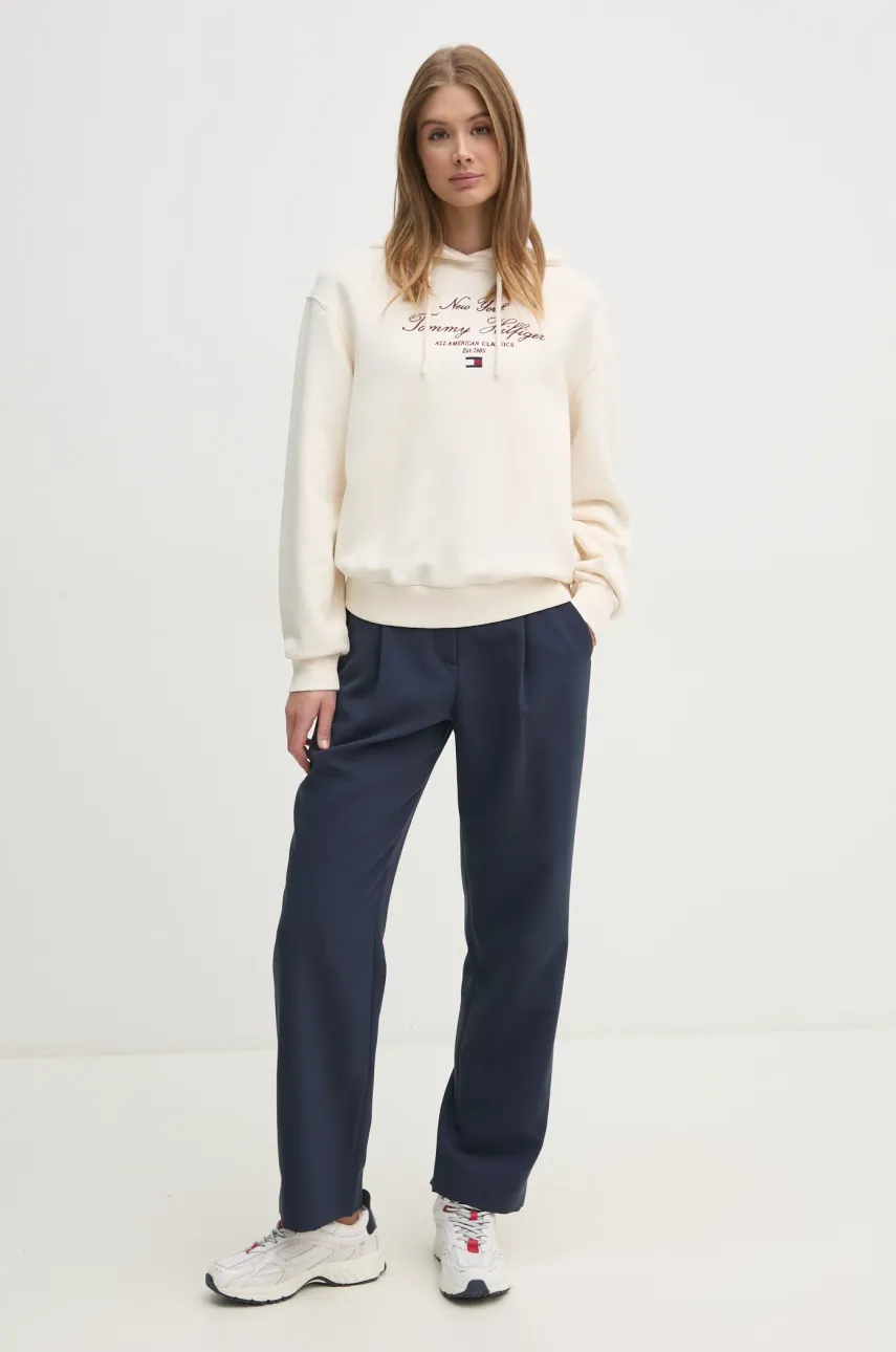 Хлопковая кофта Tommy Hilfiger женская цвет бежевый с капюшоном с аппликацией WW0WW43842 Хлопковая кофта Tommy Hilfiger женская цвет бежевый с капюшоном с аппликацией WW0WW43842