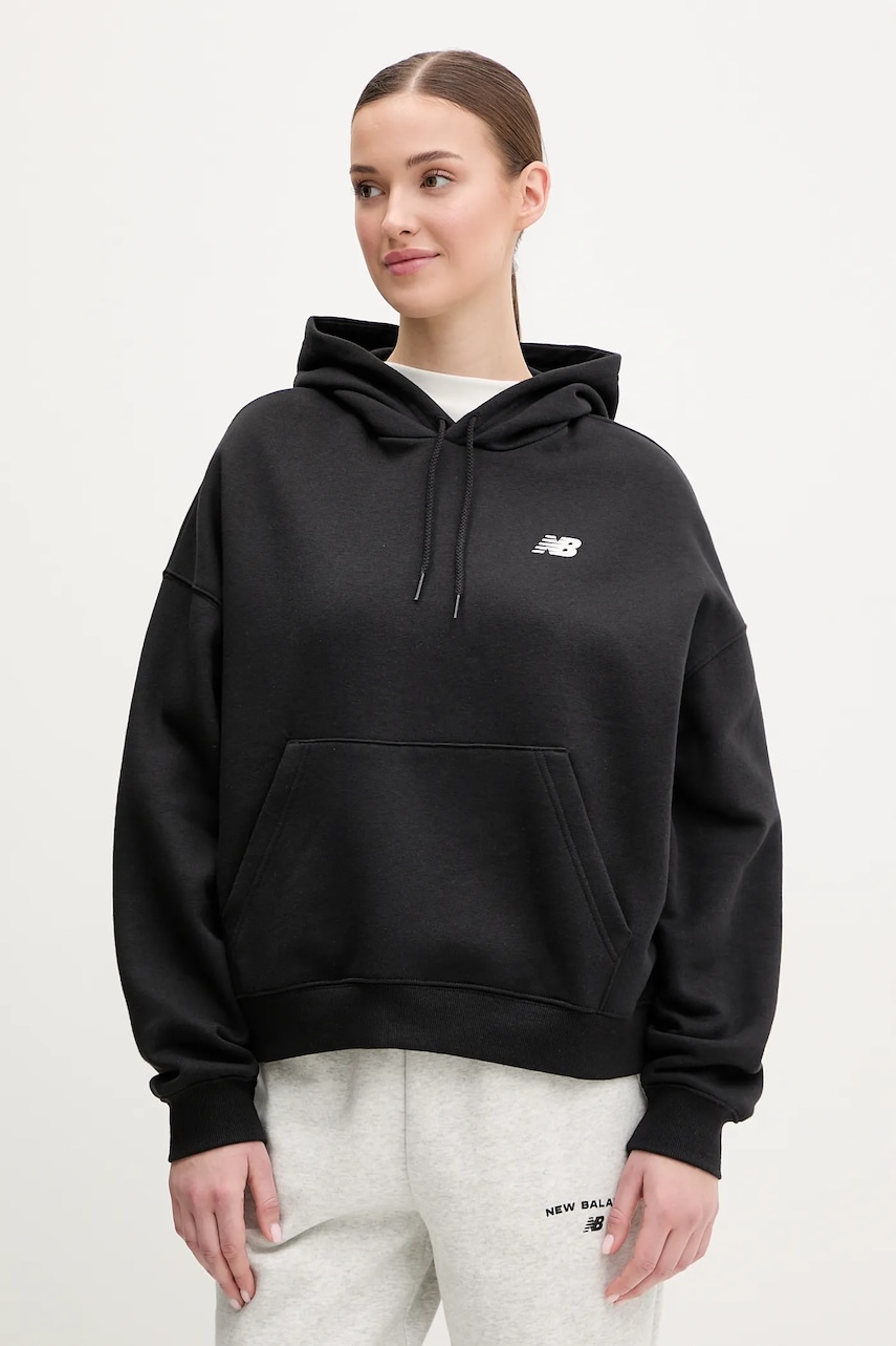 New Balance bluza femei, culoarea negru, cu glugă, cu imprimeu, WT51518BK New Balance bluza femei, culoarea negru, cu glugă, cu imprimeu, WT51518BK