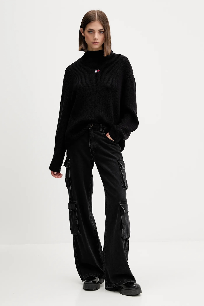 Хлопковый свитер Tommy Jeans цвет чёрный с полугольфом DW0DW21676 Хлопковый свитер Tommy Jeans цвет чёрный с полугольфом DW0DW21676