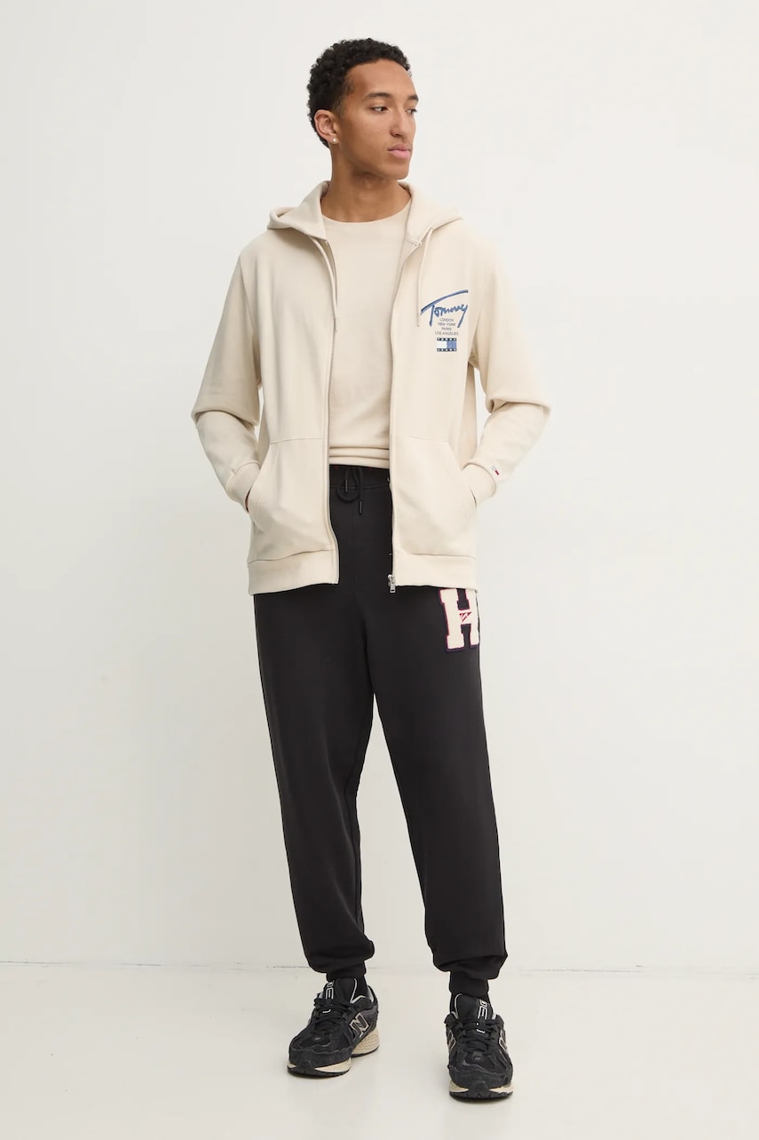 Хлопковая кофта Tommy Jeans мужская цвет бежевый с капюшоном с аппликацией DM0DM21101 Хлопковая кофта Tommy Jeans мужская цвет бежевый с капюшоном с аппликацией DM0DM21101