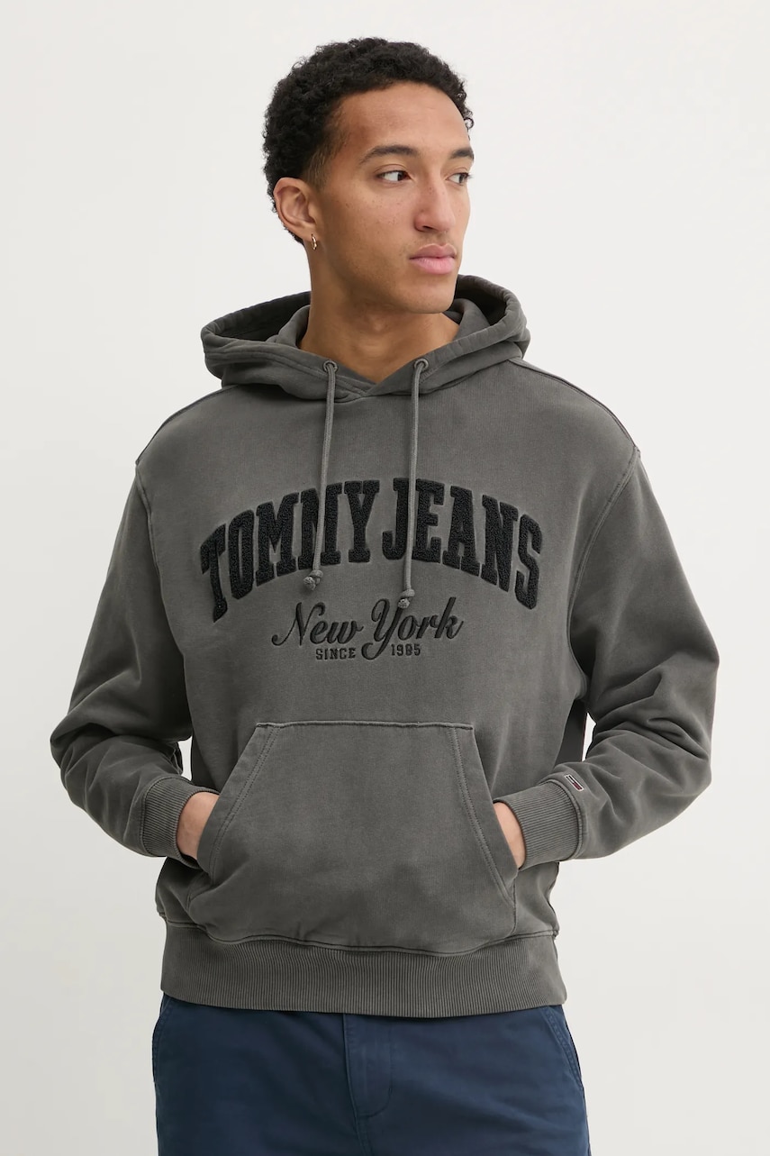 Tommy Jeans hanorac de bumbac bărbați, culoarea gri, cu glugă, cu imprimeu, DM0DM20263 Tommy Jeans hanorac de bumbac bărbați, culoarea gri, cu glugă, cu imprimeu, DM0DM20263