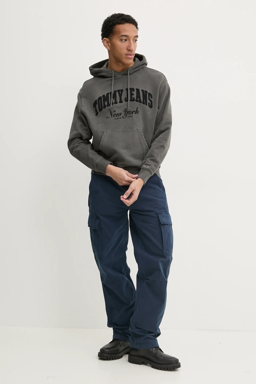 Хлопковая кофта Tommy Jeans мужская цвет серый с капюшоном с аппликацией DM0DM20263 Хлопковая кофта Tommy Jeans мужская цвет серый с капюшоном с аппликацией DM0DM20263