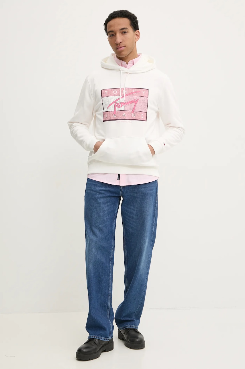 Хлопковая кофта Tommy Jeans мужская цвет бежевый с капюшоном с принтом DM0DM21100 Хлопковая кофта Tommy Jeans мужская цвет бежевый с капюшоном с принтом DM0DM21100