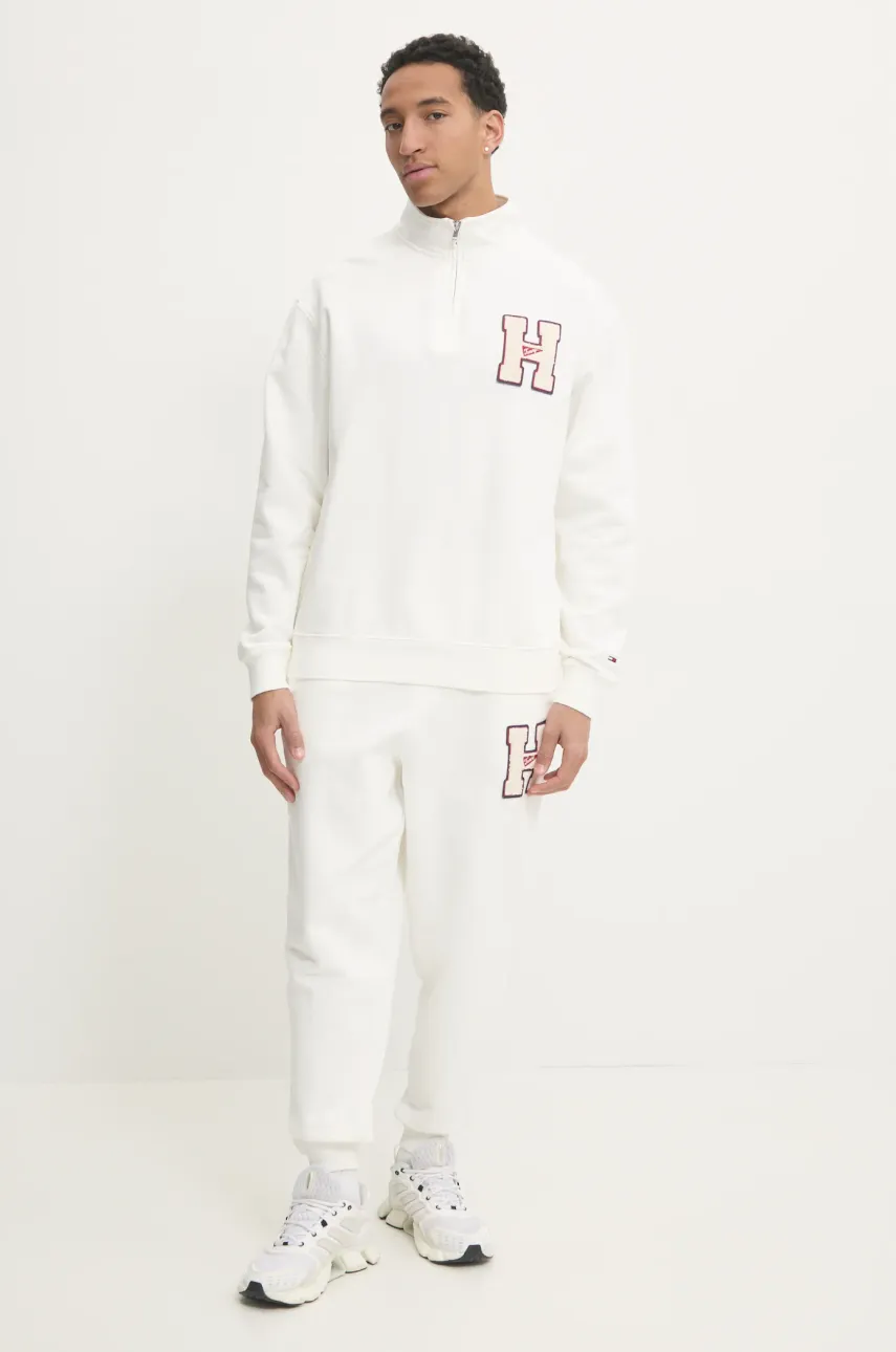 Хлопковая кофта Tommy Jeans мужская цвет бежевый с аппликацией DM0DM21263 Хлопковая кофта Tommy Jeans мужская цвет бежевый с аппликацией DM0DM21263