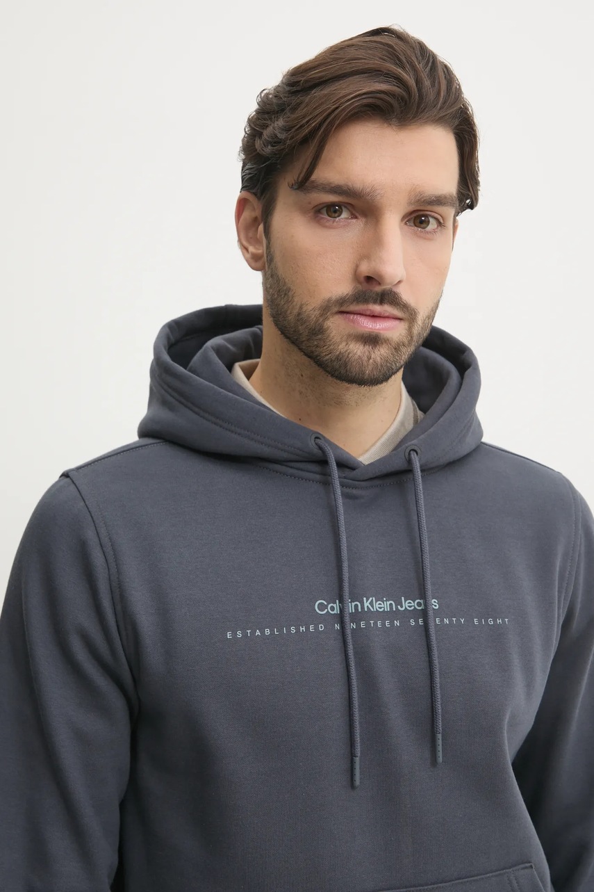 Кофта Calvin Klein Jeans чоловіча колір сірий з капюшоном з принтом J30J327076 