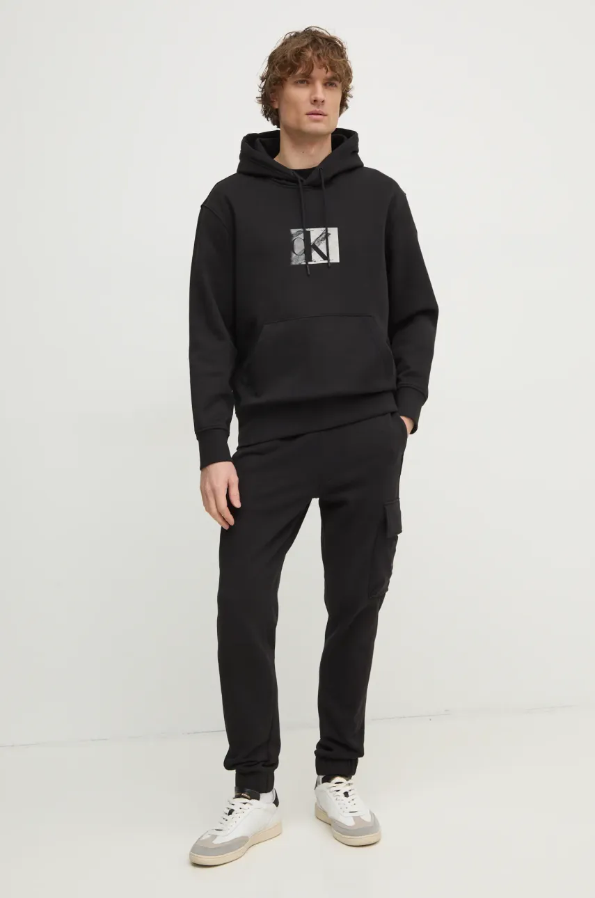 Кофта Calvin Klein Jeans мужская цвет чёрный с капюшоном с принтом J30J327118 Кофта Calvin Klein Jeans мужская цвет чёрный с капюшоном с принтом J30J327118