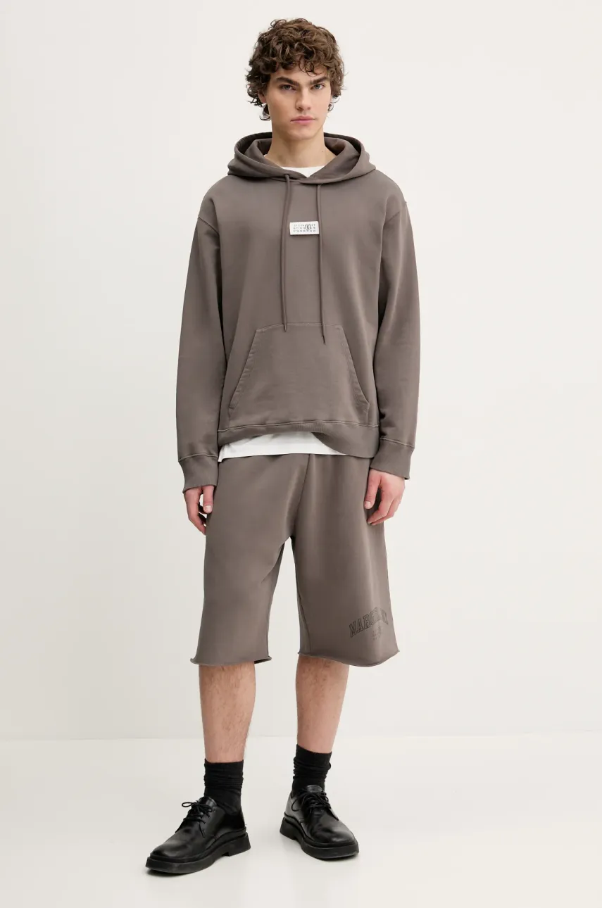 Хлопковая кофта MM6 Maison Margiela мужская цвет коричневый с капюшоном с аппликацией SH0GU0018 Хлопковая кофта MM6 Maison Margiela мужская цвет коричневый с капюшоном с аппликацией SH0GU0018