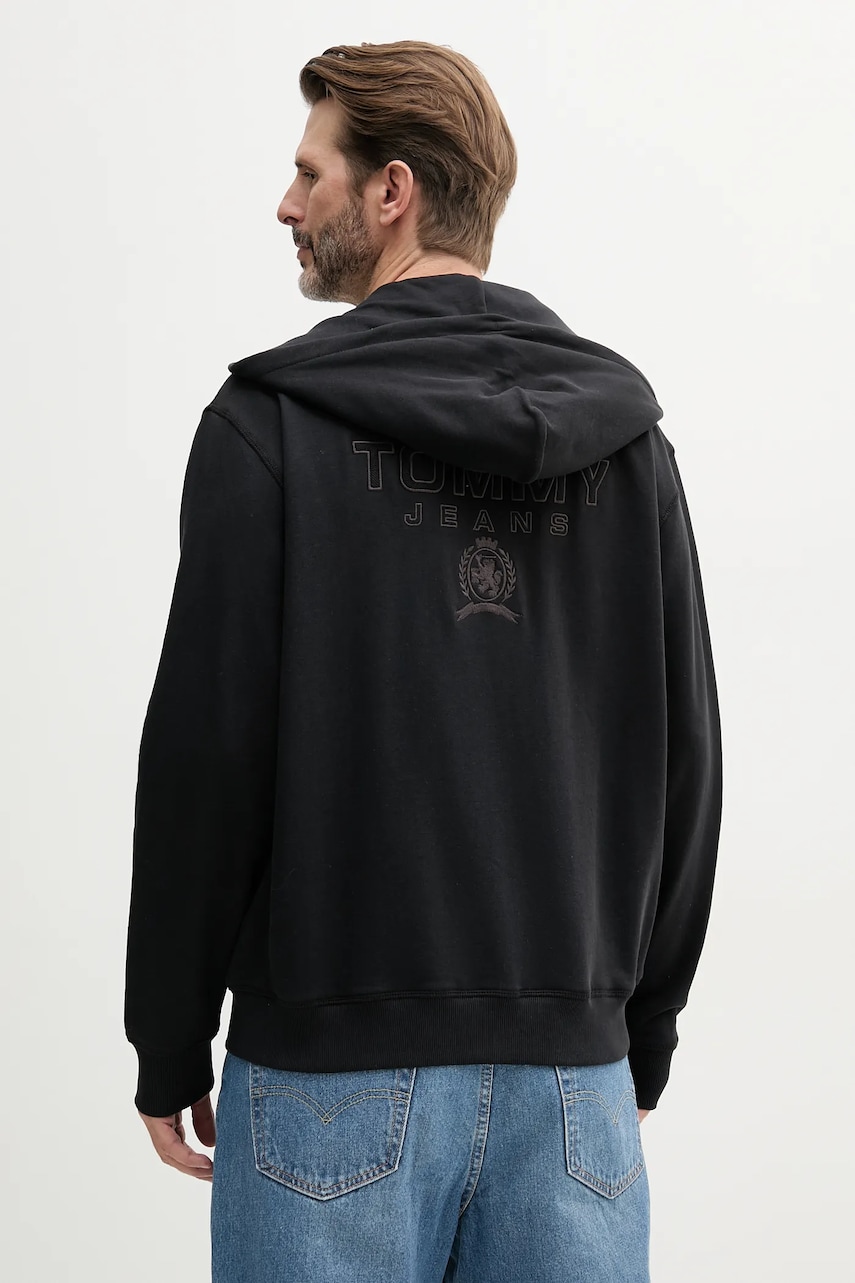 Хлопковая кофта Tommy Jeans мужской цвет чёрный с капюшоном с аппликацией DM0DM20835 Хлопковая кофта Tommy Jeans мужской цвет чёрный с капюшоном с аппликацией DM0DM20835