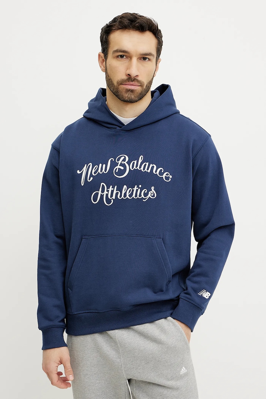New Balance hanorac de bumbac barbati, culoarea albastru marin, cu glugă, cu imprimeu, MT51935NNY New Balance hanorac de bumbac barbati, culoarea albastru marin, cu glugă, cu imprimeu, MT51935NNY