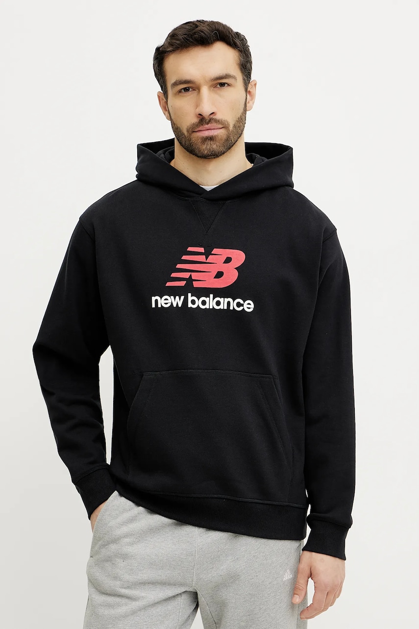 New Balance hanorac de bumbac barbati, culoarea negru, cu glugă, cu imprimeu, MT51512BK New Balance hanorac de bumbac barbati, culoarea negru, cu glugă, cu imprimeu, MT51512BK