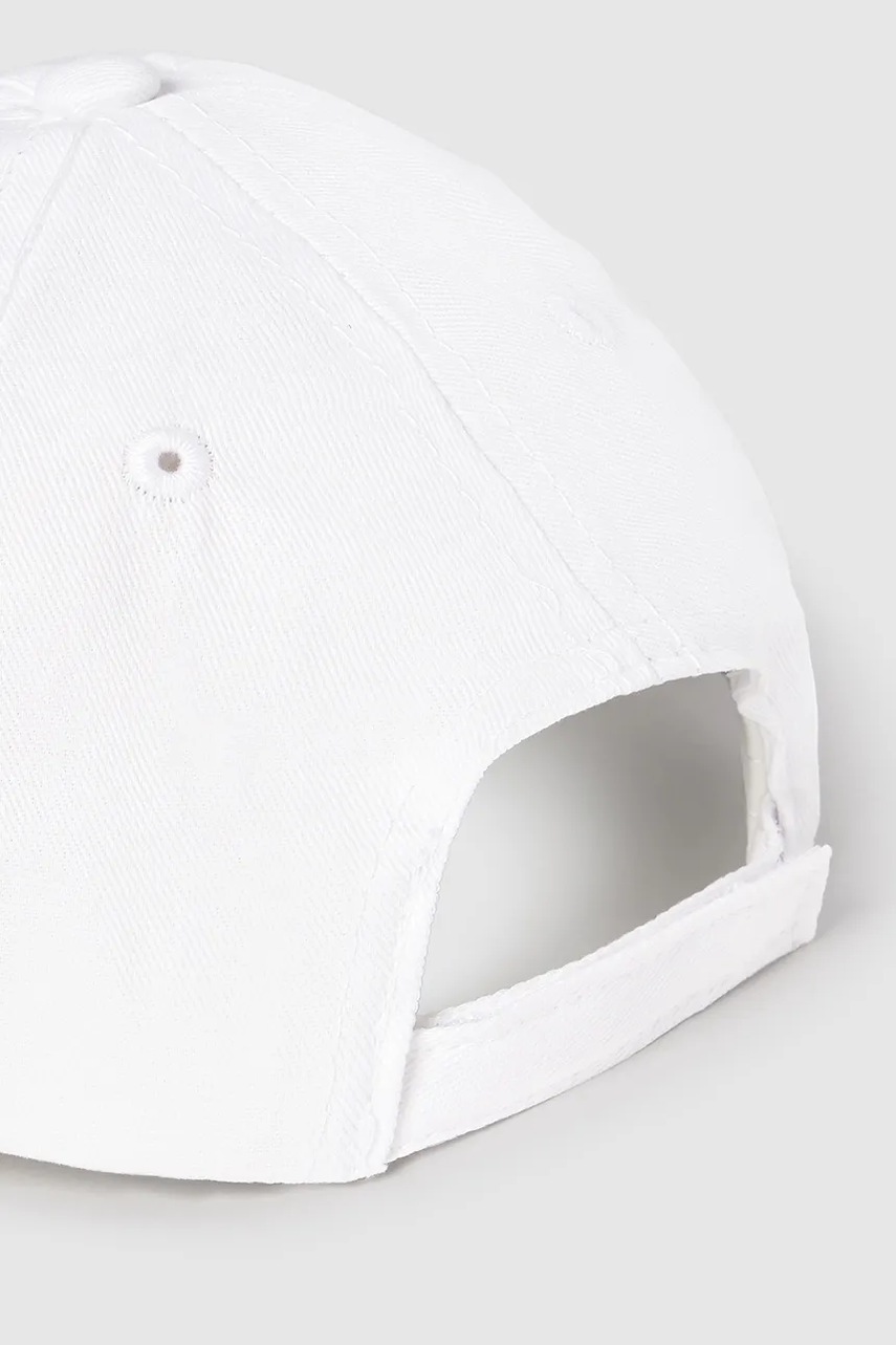 Дитяча бавовняна кепка Mayoral колір білий візерунок 10883