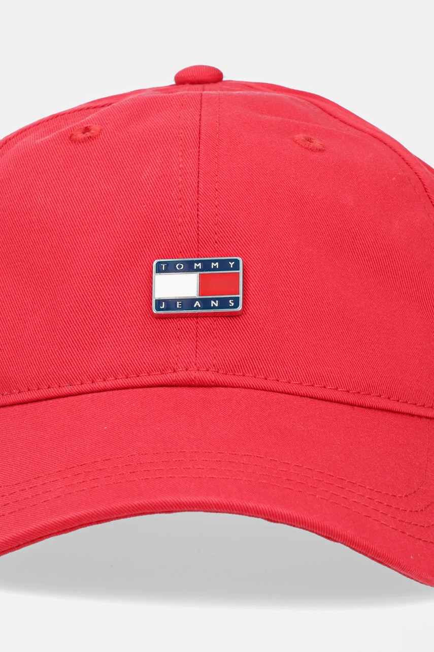Хлопковая кепка Tommy Jeans цвет красный с аппликацией AW0AW16986 Хлопковая кепка Tommy Jeans цвет красный с аппликацией AW0AW16986