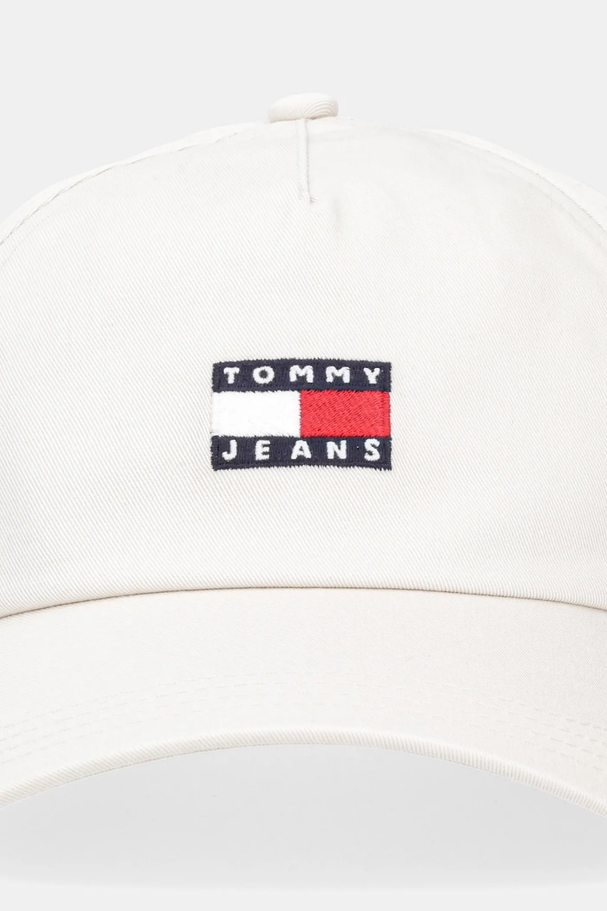 Хлопковая кепка Tommy Jeans цвет бежевый с аппликацией AW0AW16991 Хлопковая кепка Tommy Jeans цвет бежевый с аппликацией AW0AW16991