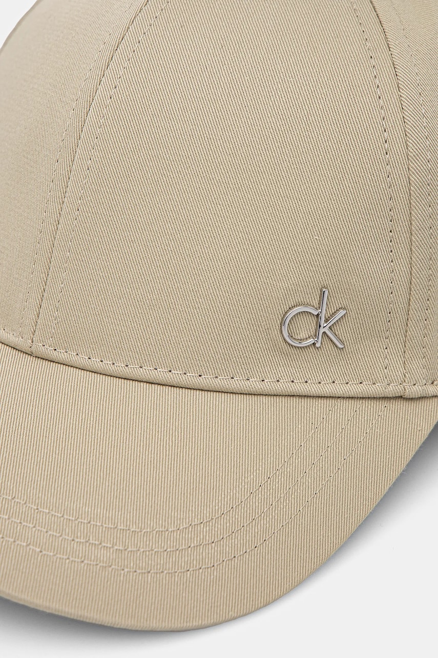 Хлопковая кепка Calvin Klein цвет бежевый с аппликацией K60K613102 Хлопковая кепка Calvin Klein цвет бежевый с аппликацией K60K613102