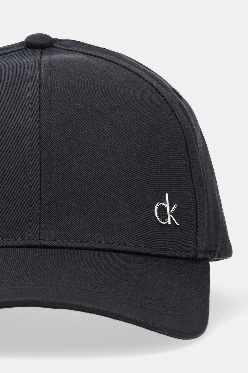 Хлопковая кепка Calvin Klein цвет чёрный с аппликацией K60K613102 Хлопковая кепка Calvin Klein цвет чёрный с аппликацией K60K613102