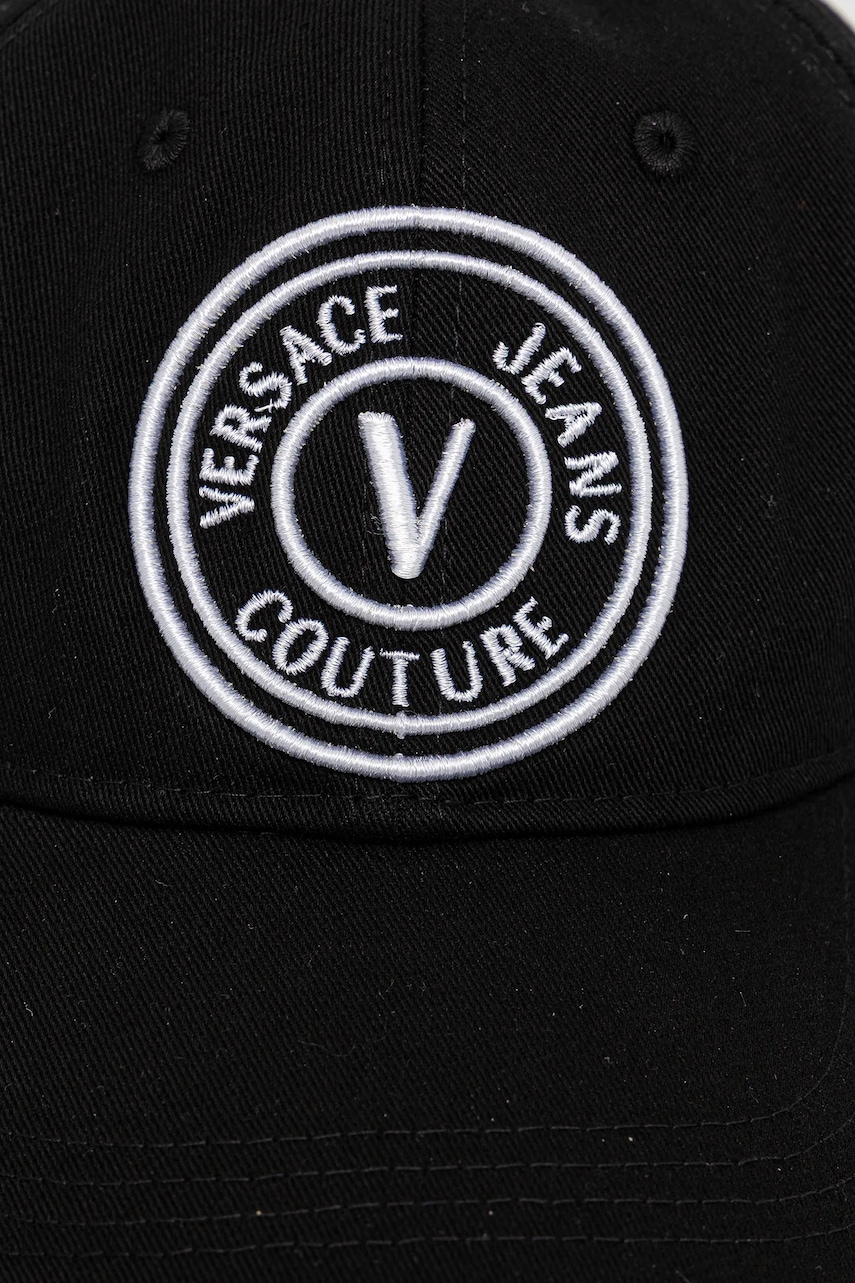 Хлопковая кепка Versace Jeans Couture женская цвет чёрный с аппликацией 78HAZK26 ZG366 Хлопковая кепка Versace Jeans Couture женская цвет чёрный с аппликацией 78HAZK26 ZG366