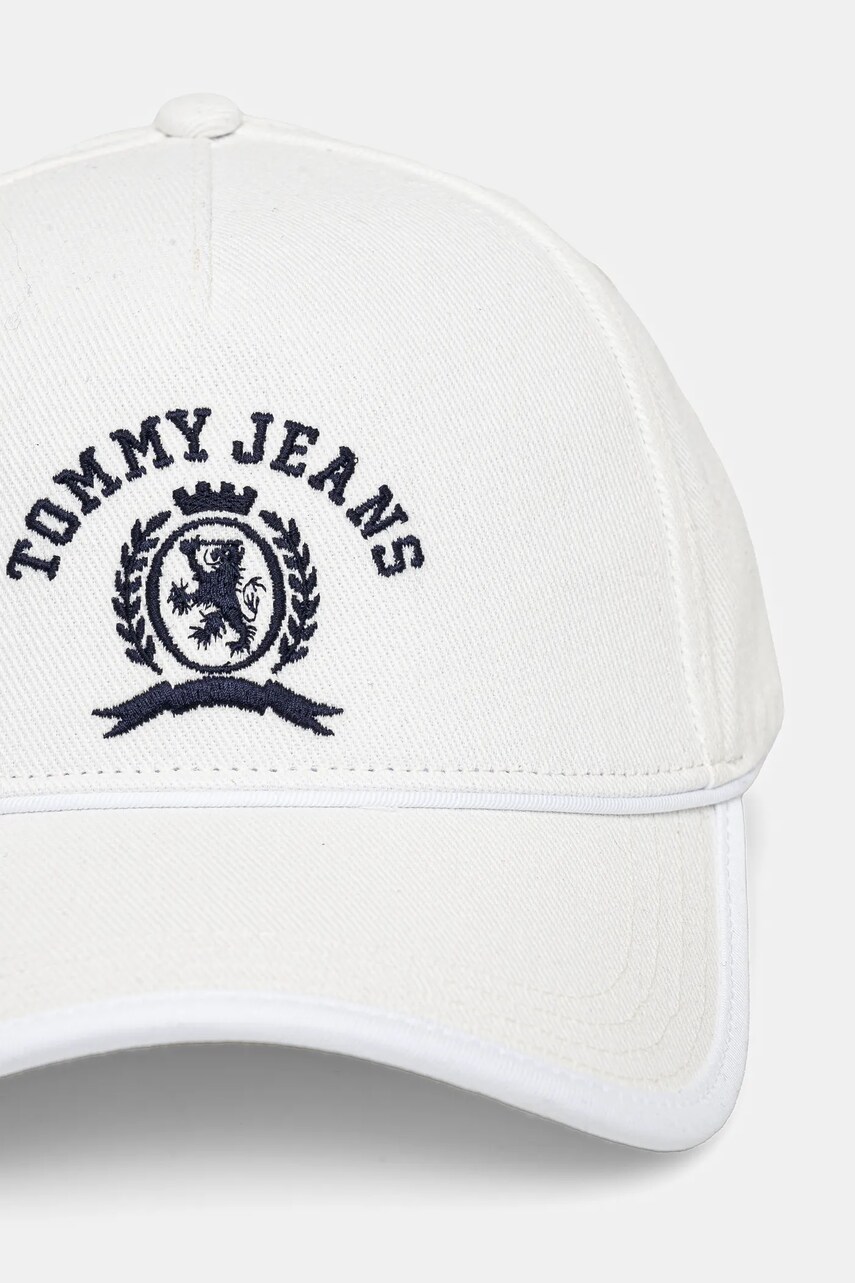 Хлопковая кепка Tommy Jeans цвет белый с аппликацией AW0AW17315 Хлопковая кепка Tommy Jeans цвет белый с аппликацией AW0AW17315