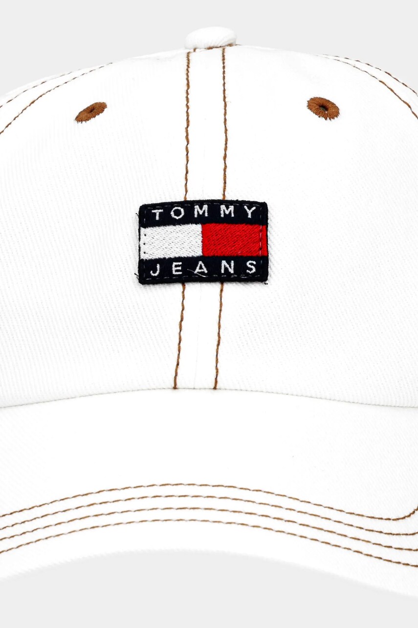 Хлопковая кепка Tommy Jeans цвет белый с аппликацией AW0AW17572 Хлопковая кепка Tommy Jeans цвет белый с аппликацией AW0AW17572