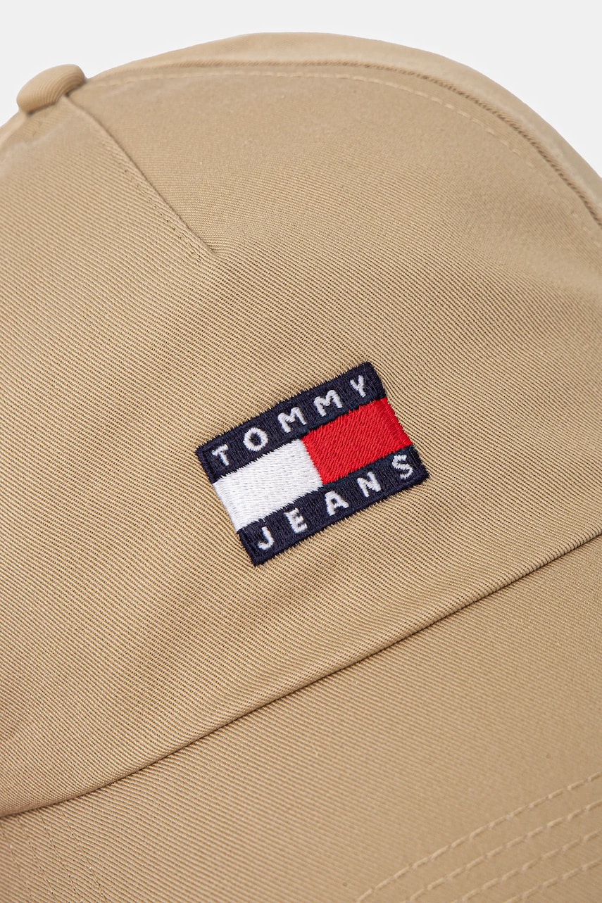 Хлопковая кепка Tommy Jeans цвет бежевый с аппликацией AM0AM12933 Хлопковая кепка Tommy Jeans цвет бежевый с аппликацией AM0AM12933
