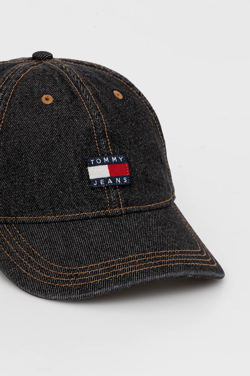 Джинсовая кепка Tommy Jeans мужская цвет синий с аппликацией AM0AM13535 Джинсовая кепка Tommy Jeans мужская цвет синий с аппликацией AM0AM13535