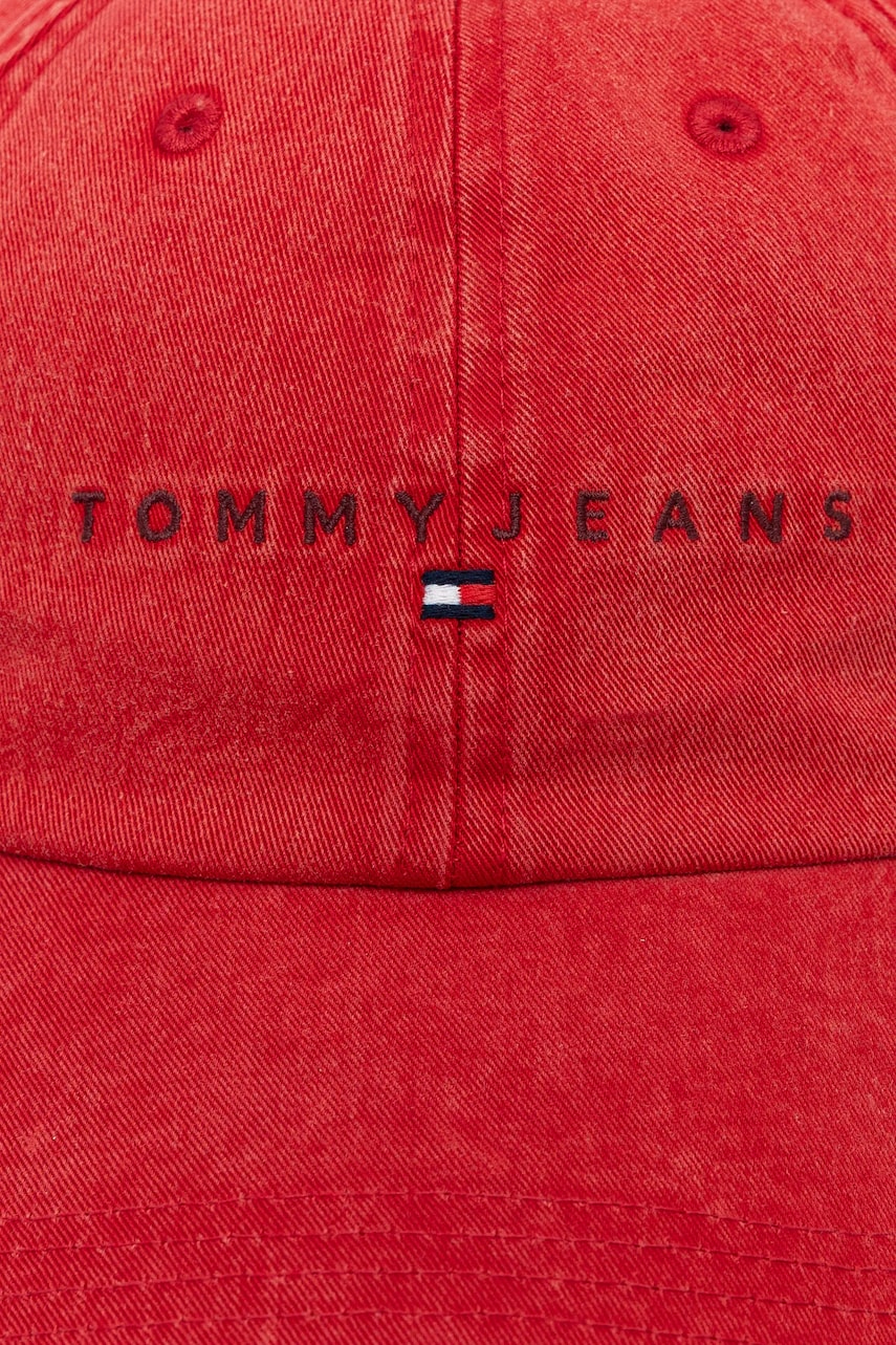 Хлопковая кепка Tommy Jeans цвет красный с аппликацией AM0AM13355 Хлопковая кепка Tommy Jeans цвет красный с аппликацией AM0AM13355