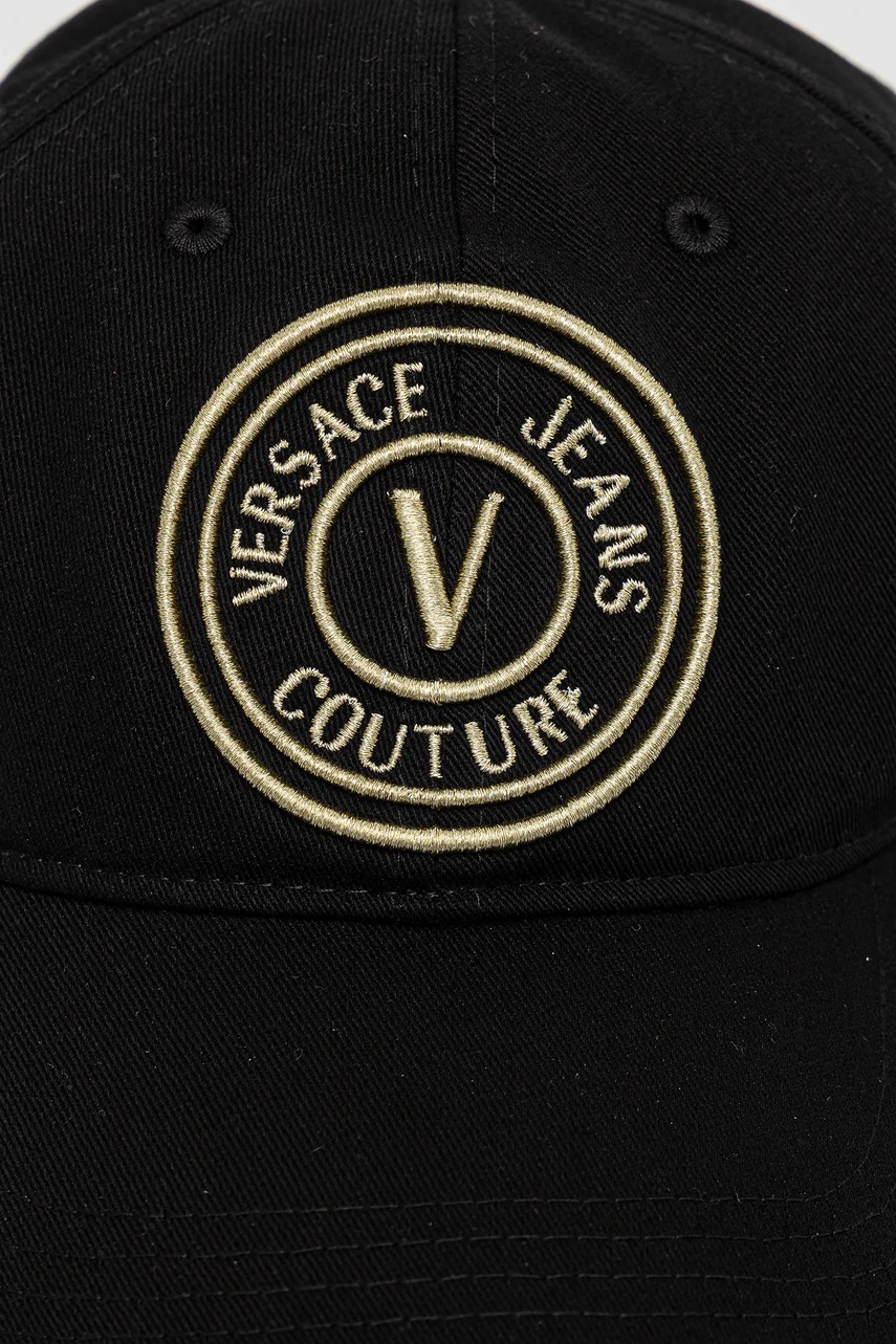 Хлопковая кепка Versace Jeans Couture мужской цвет чёрный с аппликацией 78GAZK26 ZG366 Хлопковая кепка Versace Jeans Couture мужской цвет чёрный с аппликацией 78GAZK26 ZG366