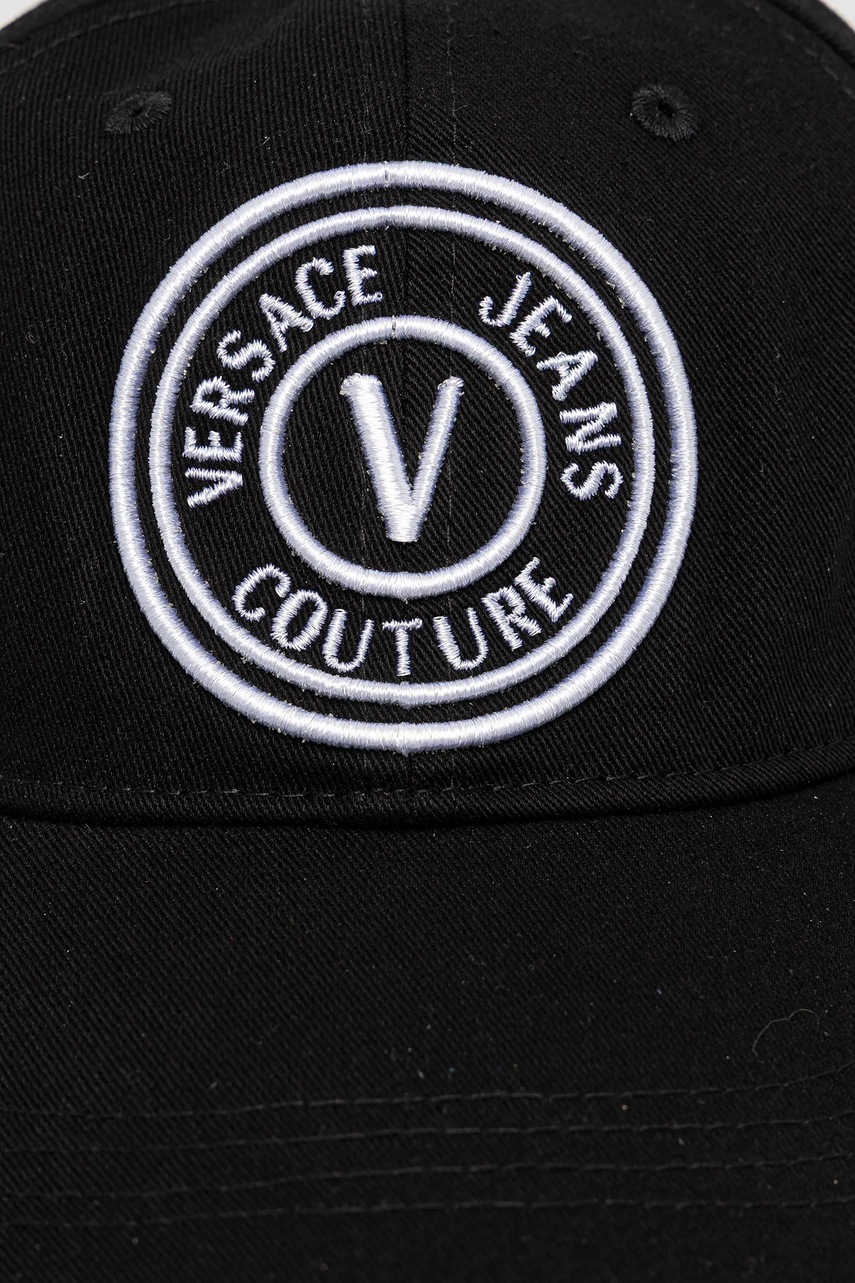 Хлопковая кепка Versace Jeans Couture мужской цвет чёрный с аппликацией 78GAZK26 ZG366 Хлопковая кепка Versace Jeans Couture мужской цвет чёрный с аппликацией 78GAZK26 ZG366