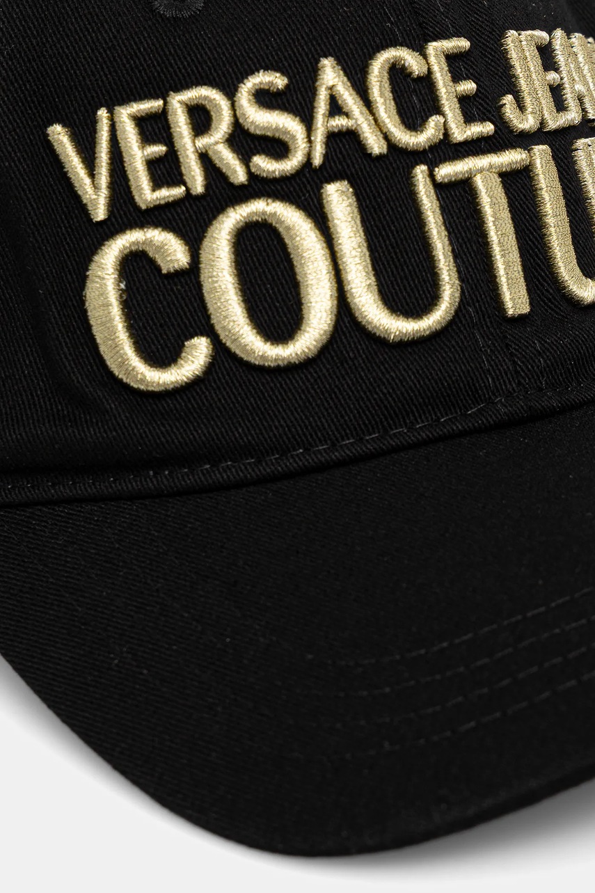 Хлопковая кепка Versace Jeans Couture мужской цвет чёрный с аппликацией 78GAZK32 ZG365 Хлопковая кепка Versace Jeans Couture мужской цвет чёрный с аппликацией 78GAZK32 ZG365