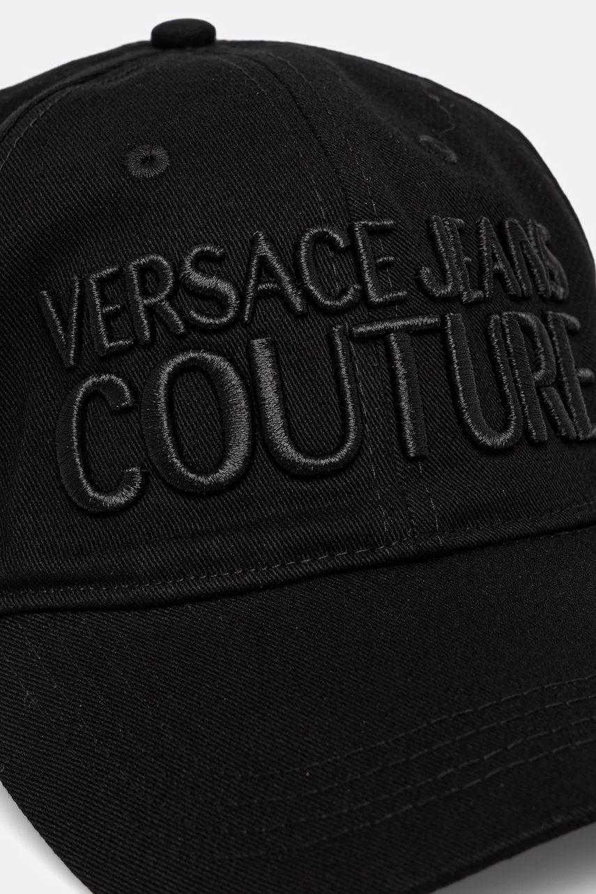 Хлопковая кепка Versace Jeans Couture мужской цвет чёрный с аппликацией 78GAZK32 ZG365 Хлопковая кепка Versace Jeans Couture мужской цвет чёрный с аппликацией 78GAZK32 ZG365