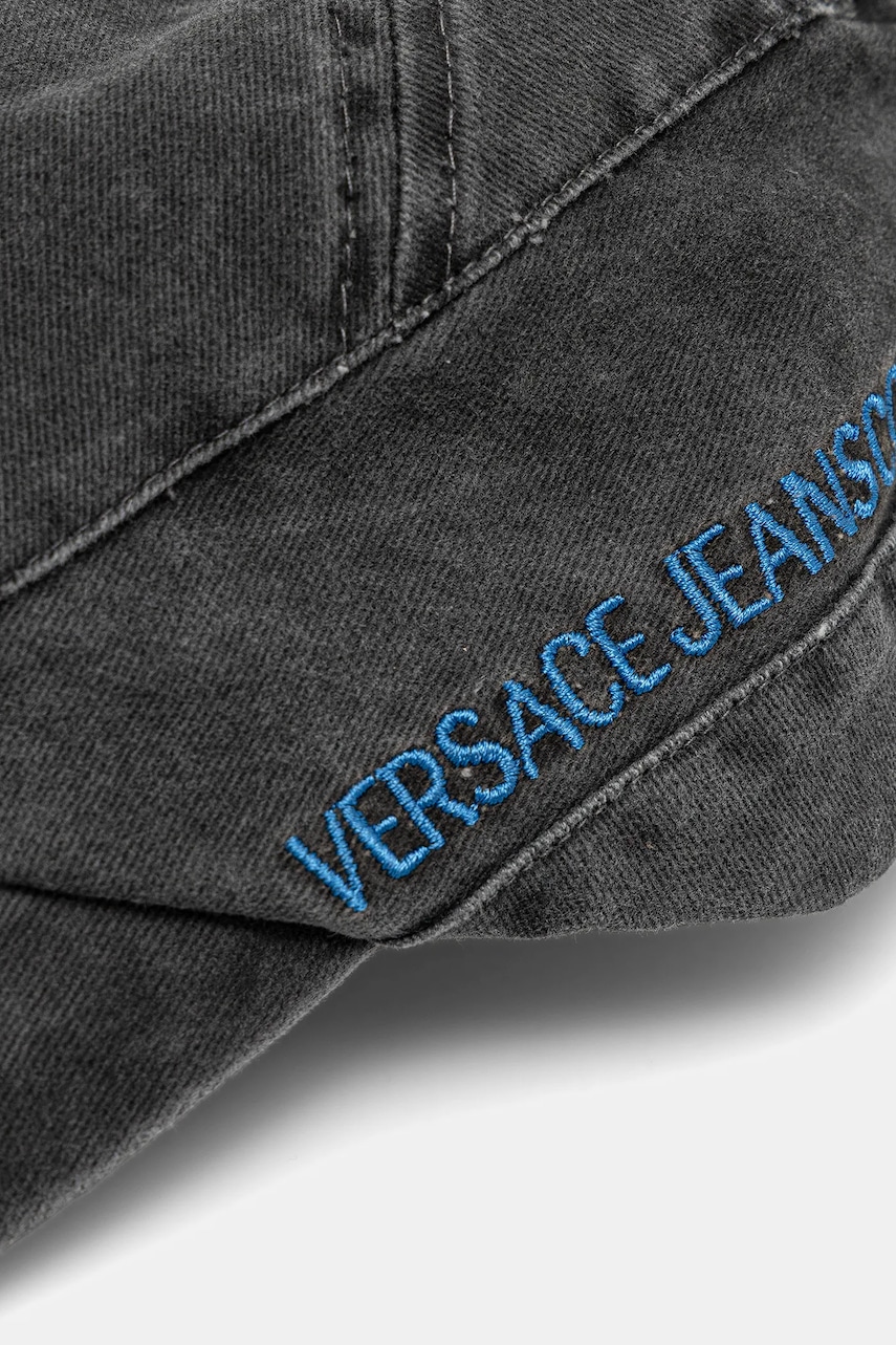 Хлопковая кепка Versace Jeans Couture мужской цвет серый с аппликацией 78GAZK57 ZG369 Хлопковая кепка Versace Jeans Couture мужской цвет серый с аппликацией 78GAZK57 ZG369