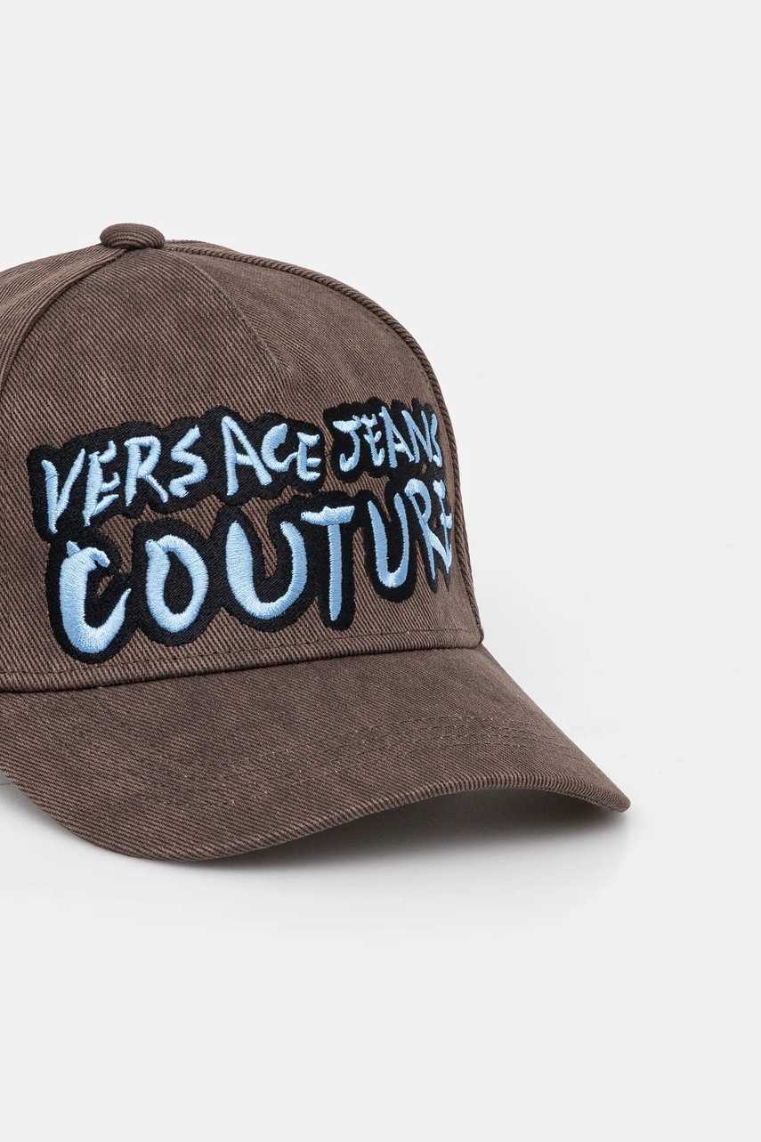 Хлопковая кепка Versace Jeans Couture цвет коричневый с аппликацией 78GAZK61 ZG374 Хлопковая кепка Versace Jeans Couture цвет коричневый с аппликацией 78GAZK61 ZG374