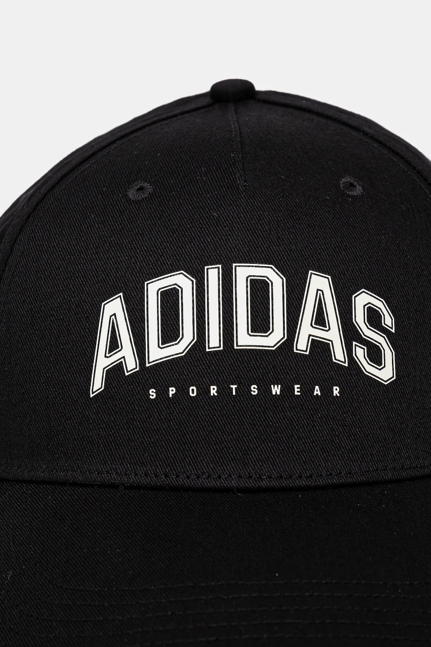 Кепка adidas U VARSITY CAP цвет чёрный с аппликацией JP4818 Кепка adidas U VARSITY CAP цвет чёрный с аппликацией JP4818