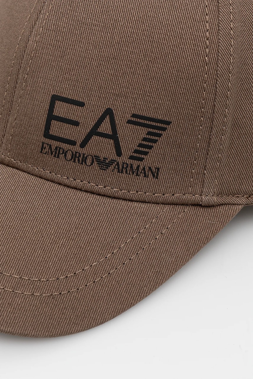 Хлопковая кепка EA7 Emporio Armani цвет коричневый с принтом AF11989.7X000005 Хлопковая кепка EA7 Emporio Armani цвет коричневый с принтом AF11989.7X000005