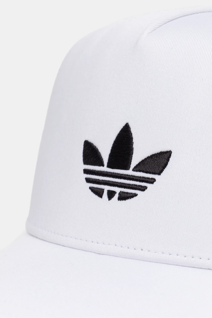 Кепка adidas Originals CURVED TRUCKER цвет белый с аппликацией JC6039 Кепка adidas Originals CURVED TRUCKER цвет белый с аппликацией JC6039