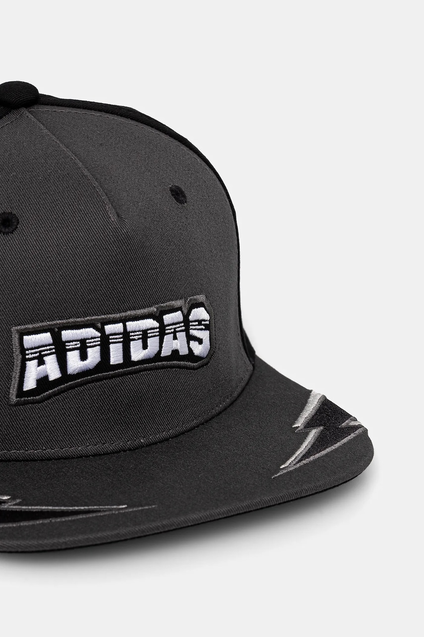Кепка adidas Originals FLATBRIM CAP цвет чёрный с аппликацией JW3988 Кепка adidas Originals FLATBRIM CAP цвет чёрный с аппликацией JW3988