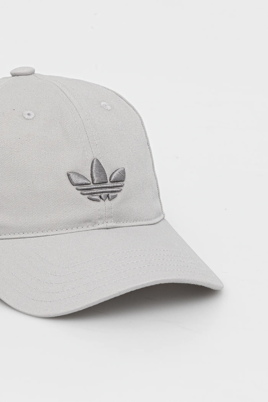Хлопковая кепка adidas Originals цвет серый с аппликацией JC6029 Хлопковая кепка adidas Originals цвет серый с аппликацией JC6029