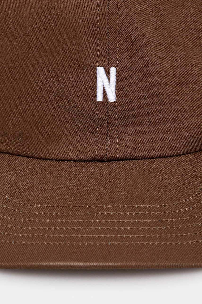 Хлопковая кепка Norse Projects Twill Sports Cap цвет коричневый с аппликацией N80.0001.2033 Хлопковая кепка Norse Projects Twill Sports Cap цвет коричневый с аппликацией N80.0001.2033