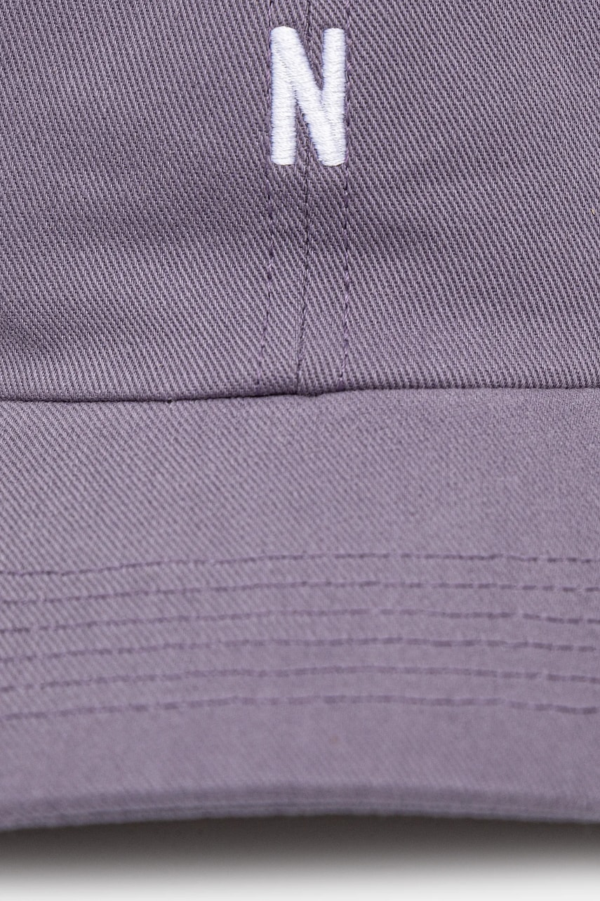 Хлопковая кепка Norse Projects Twill Sports Cap цвет фиолетовый с аппликацией N80.0001.6018 Хлопковая кепка Norse Projects Twill Sports Cap цвет фиолетовый с аппликацией N80.0001.6018