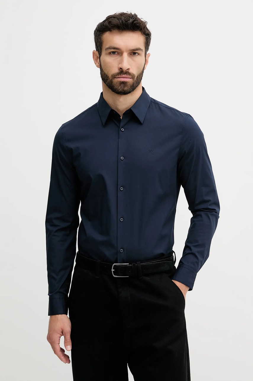 

Риза Calvin Klein в бяло с кройка по тялото с класическа яка LV04LB145G, Тъмносин