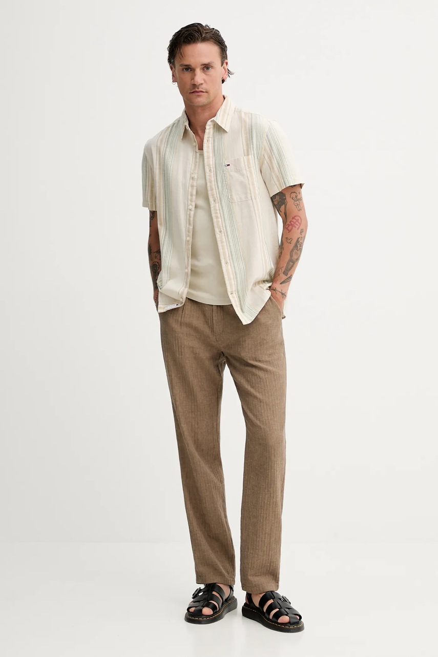 Хлопковая рубашка Tommy Jeans мужская цвет бежевый regular классический воротник DM0DM21302