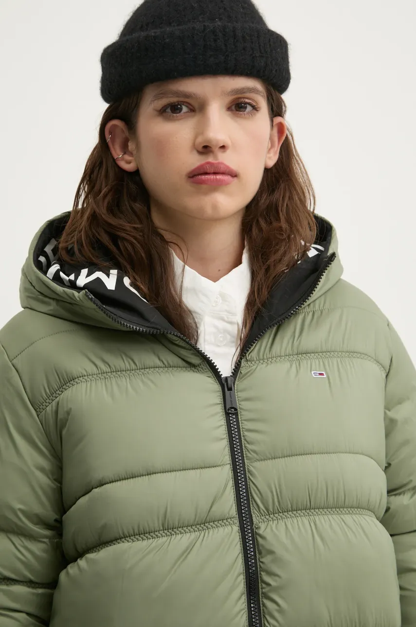 Куртка Tommy Jeans женская цвет зелёный зимняя oversize DW0DW20184 Куртка Tommy Jeans женская цвет зелёный зимняя oversize DW0DW20184